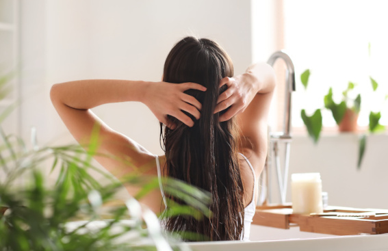 Lutter contre la chute de cheveux, quelles astuces naturelles ?