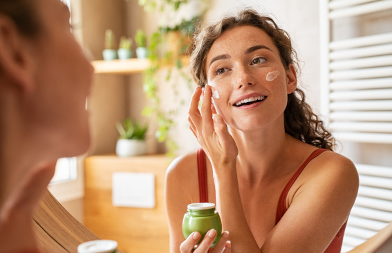 Quelle routine de soin quotidienne adopter avant un maquillage naturel ?​