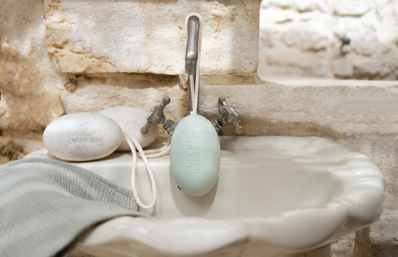 Savon au lait d’ânesse pour les mains abîmées : une solution douce au quotidien​